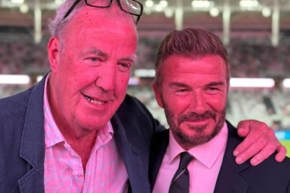 开云下载-杰里米-克拉克森现场观看迈阿密国际比赛，小贝送上生日蛋糕