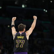 东契奇赛季表现：场均33.5分荣膺得分王，出场不足或无缘最佳阵容