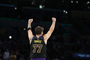 东契奇赛季表现：场均33.5分荣膺得分王，出场不足或无缘最佳阵容