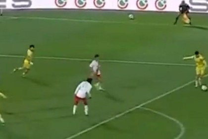 开云官网-普斯卡什奖候选？摩洛哥球员打入一记禁区弧附近的插花脚世界波